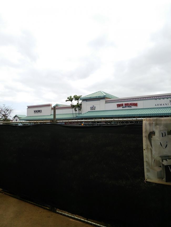 ワイケレプレミアムアウトレットは真ん中が工事中。<br />私と友達はコーチとクロックスで買い物。<br />あとは見なくてもいいいかな？<br />今回のコーチは90％韓国の方たちの団体さんが占めていました。<br />私も喋らなければ韓国の方たちに溶け込んでしまうので違和感なし。