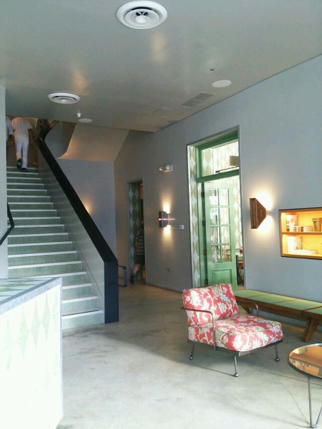 食事スペースへ行くため階段を登ると・・・。