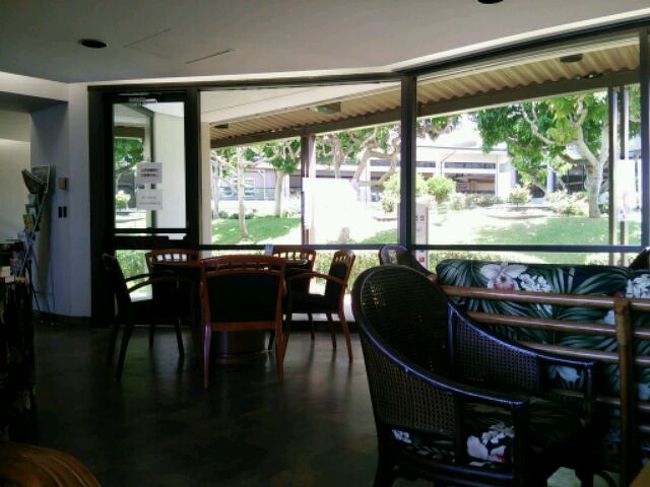 ラウンジ内で機内用に水のペットボトルを頂く。<br />ここで小さい節約。