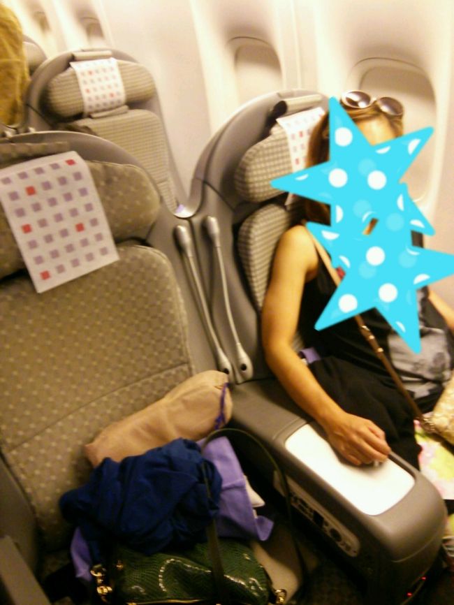 今回帰りはただのエコノミーだったのが、席が空いているとのことでプレミアムエコノミーにグレードアップできますとチェックインカウンターで言われ、「料金は？」と聞くと変わらないとのことで初めてプレミアムエコノミーの席に座ることに。<br />でも疑問が？<br />ホノルル線にプレミアムエコノミーかあったんだ〜と思いながら、ただのエコノミーとの違いを実感♪