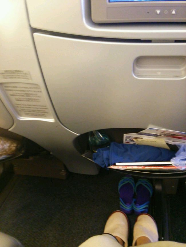 エコノミーなのに私の長い？足が伸ばせるなんて幸せ♪