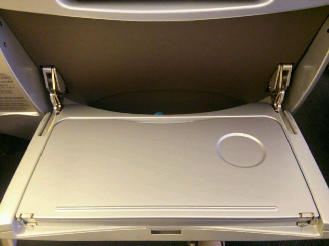 座席前のテーブルは二つ折りで・・・。
