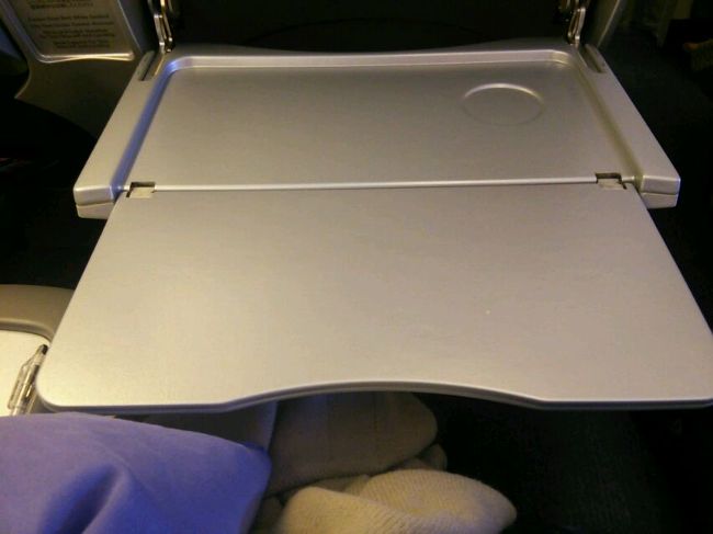 こんなふうに広く使える!<br />新機種のビジネスのようにフルフラットにはならないけれど、足が伸ばせたので帰りの飛行機内は疲れず、いつも帰りは寝ないで帰ってくるので私はこのプレミアムエコノミー気に入りました。<br />