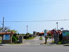 〔 残波岬 〕

（さっそくというかいきなりですが）この日最初の目的地は、沖縄本島西海岸・読谷村にある「残波岬」です。
那覇市街からだと、車でだいたい１時間くらいのアクセスになります。