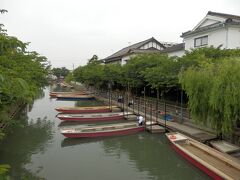 柳川駅では早速、川下りのお誘いがあります。観光所でチケットを買い，シャトルバスで松月乗船所までいきました。