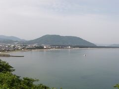 唐津に入ると、鏡山が見えてきます。