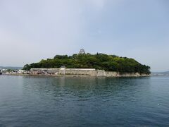 虹の松原を過ぎると、唐津城が見えてきます。