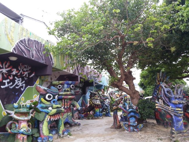少し西に走ると、米子焼工房があります。庭先に巨大シーサーがたくさんあるのでついつい車を停めて見たくなります。思わず顔がほころびます。