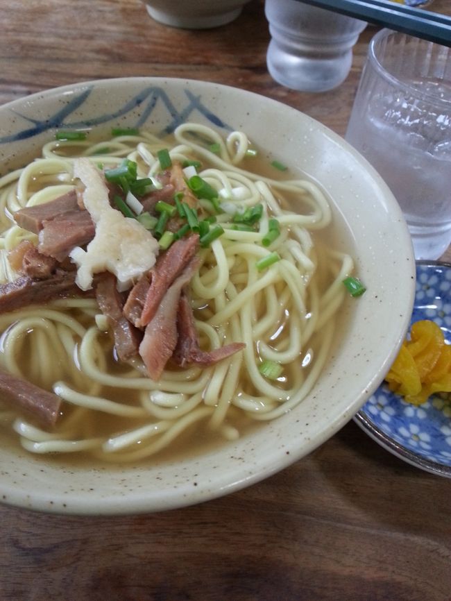 八重山そば\600　上に乗っているかまぼこは石垣島の地図にくり抜かれています。ダシがとてもおいしかったです。