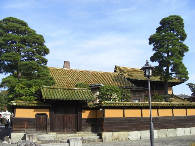 有隣荘。<br />独特の製法で焼かれた瓦が特徴的、緑御殿とも呼ばれる。