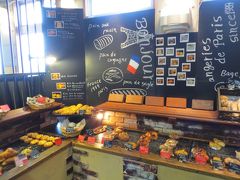 おんなの道の2階には、
雰囲気がガラッと変わって…いきなりパリ⁈

【 パリのパン屋さん 】
http://tabelog.com/okinawa/A4703/A470303/47005404/

店内に充満する焼きたてのパンの香りは本格的♪
種類も豊富で、朝ご飯用にとついついまた買い過ぎてしまいます(笑)
イートインコーナーもありますよ。