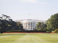 「ワシントンDC」といえば、アメリカの首都。第一印象は綺麗な街。それほど、高層建築が建ち並ぶわけでもなく、かといって田舎でもない。建物は古代ギリシアの神殿を思わせるようなものばかりが並んでいる。
上の写真は有名な「ホワイトハウス」。歴代アメリカ大統領の家である。しかし、さすが自由の国アメリカ。ここに入ることができる。しかもタダ！！。
(2000年当時の話です・・・)