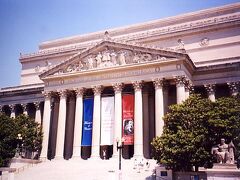 ここ首都ワシントンは、ほとんどの施設が入場無料。その極めつけともいえるのが"スミソニアン博物館"と呼ばれる、15以上の博物館と美術館。

日本では高いお金を払ってまで、芸術作品を見に行くのが通例なのだが、海外の博物館や美術館というのは、入場無料のところが結構多い(有名なところではイギリスの大英博物館もそう)。