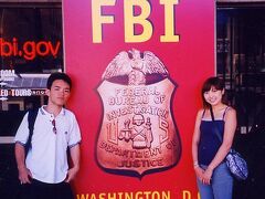一昔前、"X-File"というTV番組が流行ったのを覚えていますか？主人公のモルダーとスカリーという2人のFBI捜査官が様々な謎を解こうとして、結局謎が解けずに終わってしまうという不思議な番組。
この「FBI(アメリカ連邦捜査局)本部」がワシントンDCにあります。外観はそれほど"FBI"していないので、わかりにくいかもしれない。

大統領の家が入れて、国会議事堂も入れるとはいえ、さすがにここは入れないだろうと思っていたが、ここも入れた。さらにまたタダ！！どこに入るときもX線検査はあったが、ほとんど何もひっかからない。しかし、さすがにここは違った。他のところでは何の反応も示さなかったX線ゲートが「ビビィー！ビビィ―！」と鳴った。他のゲートでは鳴らなかったアーミーナイフに反応した。さすが、FBIとなぜか感心してしまった。
中では、今までの事件や、賞金の懸けられている犯人の顔写真、銃器、重大犯罪の歴史、などが展示されていた。そして最後に現役FBIの人が実射撃を演じてくれる。ライフル銃２丁と、マシンガンを撃ってくれた。またこの人がとても面白い(ふざけているといったほうがふさわしいかも)人で、今まで持っていたFBIの固いイメージがいい意味で崩れた。