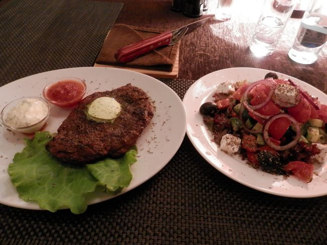 トマトときゅうりとレタスのサラダ。<br />メインは当然ＮＹＣステーキです。<br />