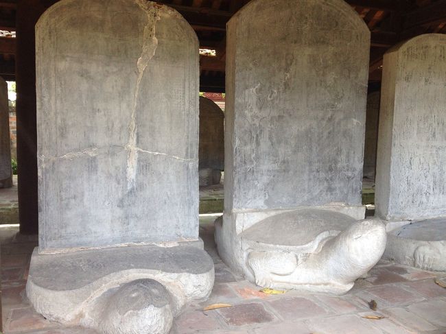 科挙の合格者名を刻んだ石碑。<br />その年の景気により、亀の頭の角度が異なるそうです。<br />そして合格者名も後から犯罪を犯すと削られてしまったそうです。