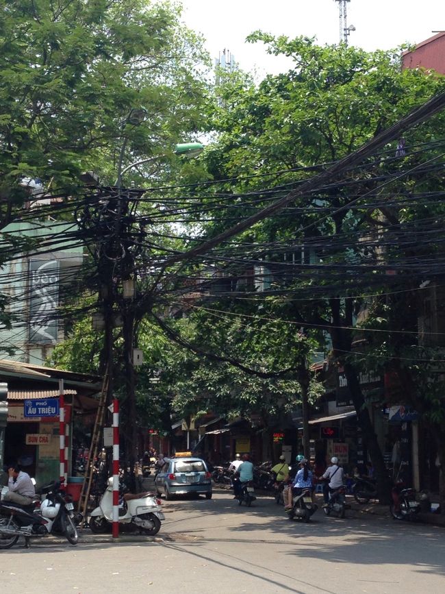 教会前の電線たち、凄過ぎ！<br />不具合が出ても、どの線の問題なのかを突き止めるのにものすごく時間がかかりそうです。