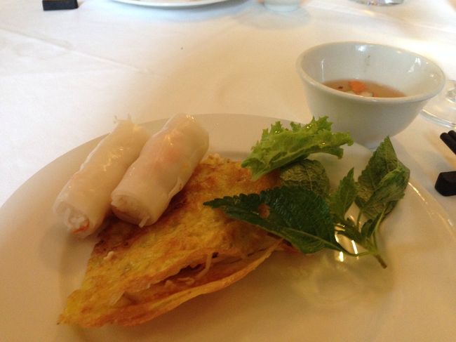 前菜は生春巻とバインセオ！<br />前日のディナーで食べ損ねたバインセオが出て来て嬉しかったです。