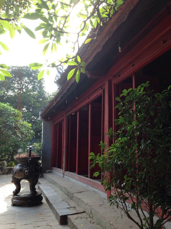 バッチャン村を後にして、旧市街にやってきました。<br />ホエアンキム湖の畔に建つ玉山祠を最初に訪れました。<br />