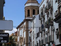 ロンダの街を　てくてく。。。


　　　　　この建物は、教会？　

「メルセー修道院」 Convento de la Merced

青い空に映えて、美しい。。。