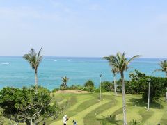 ムーンビーチに帰って来たら、娘はまだ寝ていた…

この日は晴れ。予報では明日から雨なので、写真を撮るなら今日でしょう !!
ムーンビーチのこの(写真)角度からの眺めが好き♪