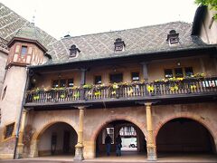 旧税関まで戻りました。

先ほど通ったグラン・リュから、建物の１階（欧米０階）をくぐって、一本裏の通りへ出てみました。

