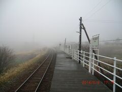 日本最東端の駅‥東根室駅です。簡易型プラットホーム一面の駅舎もない無人駅です。
写真では根室駅方向を向いています。
線路はこの先で左にU字を書くようにして少し戻るような形で根室駅に至っています。