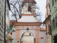 修道院の入り口とクラステルニ（修道院）通り