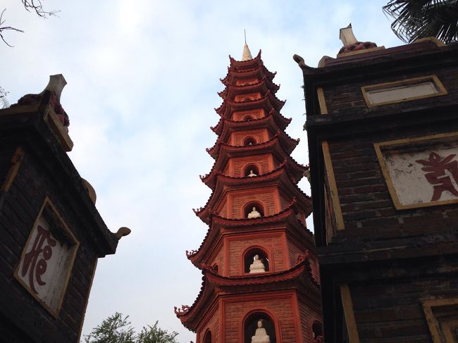 市内観光の締めは、鎮国寺です。<br />一柱寺が工事中のため、こちらへ。<br />ハノイで一番古いお寺です。<br />