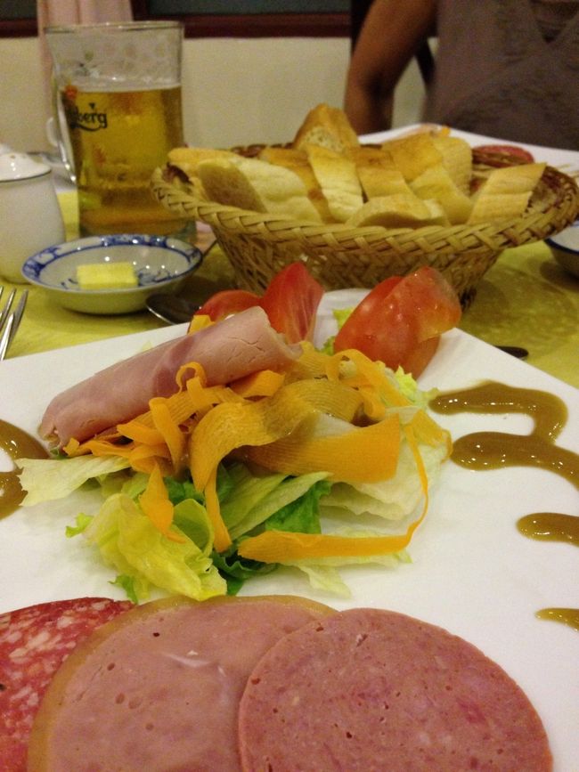 この日のディナーはAu Deliceというレストランでの『ベトナム風』フレンチでした。<br />前菜とパン。<br />このパンが美味しかった！