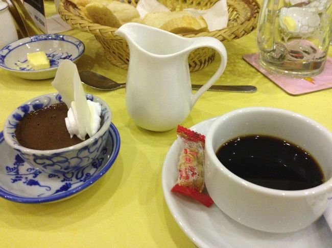 最後、デザートはチョコレートムース、そしてコーヒーをいただきました。<br />感想は… 普通のベトナム料理の方が私は好きです。<br />でも良い経験になりました。<br /><br />この後、お腹いっぱいになってホテルに戻りました。<br />充実した一日でした！
