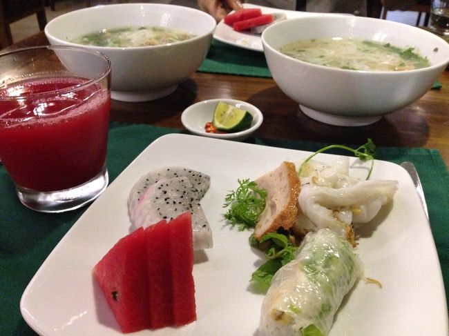 ハノイ3日目の朝を迎えました。<br />この日の朝食は、鶏肉入りのフォーをメインにこんな感じ。<br />ドラゴンフルーツがあって嬉しかったです。
