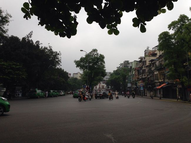 朝食後、母を置いてひとりでお散歩。<br />7時頃なのでまだ交通量も少なめです。