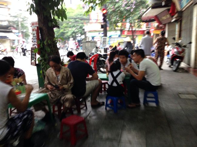 目的地に向かう途中、沢山の人が道端で朝ごはん中でした。