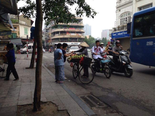 用事を済ませ、戻る途中に自転車でフルーツを売っていました。<br />ベトナムらしい風景。