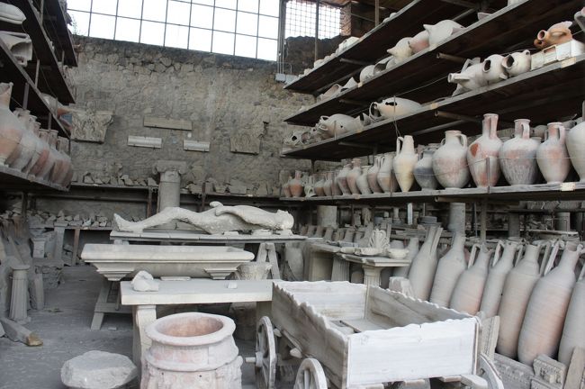 写真はいきなりポンペイですが・・<br /><br />朝７時前の飛行機でロンドンスタンステッド空港からナポリへ向かいます。<br /><br />フライト時間は２時間半くらい？<br />朝早いので娘ものってすぐ寝てくれました。<br /><br />ナポリ空港から１１時のバスに乗りソレントへ！<br />本来１時間の道が混んでいたりでなんと２時間くらいかかり、飛行機よりこっちでぐったり・・・。<br />着いた時点ですでに午後二時頃。<br /><br />ソレントでホテルにチェックインしポンペイへと向かいました。