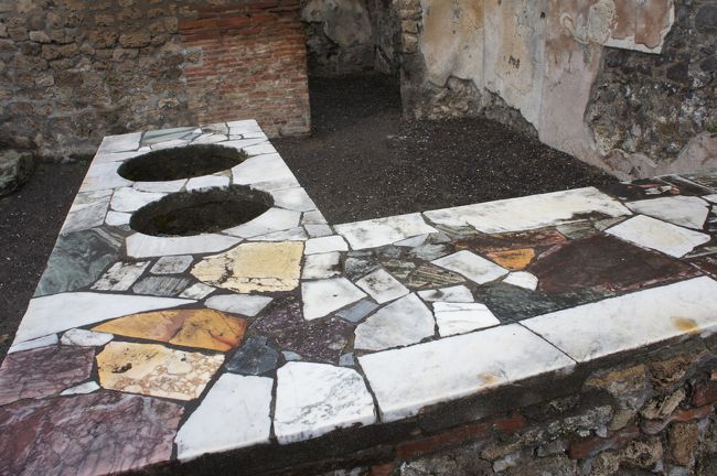 ポンペイの最寄駅から移籍の入り口まではすぐ！<br /><br />ひろ〜〜い遺跡、しかも途中まで大雨が降っていたのに<br />娘は頑張ってポンペイほとんどあるいて観光しました。<br />遺跡なんて面白くなかったろうに。。。<br />