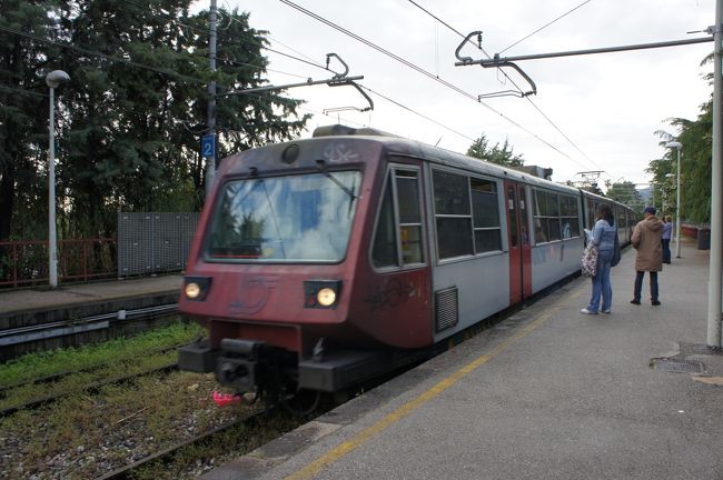 ソレントからポンペイへは<br />ヴェスーヴィオ周遊鉄道（という聞こえはいいけどめっちゃ汚い！）<br />に乗って３０分ほど？<br />チケットは駅一階の売店のおじいさんから買いました。<br />往復で３ユーロ？ほどだったような。