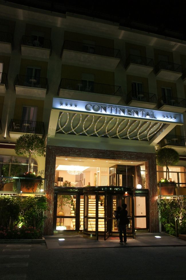 泊ったホテルは海近くの<br /><br />コンチネンタルホテル<br /><br />４つ星ホテルで、一見きれいでしたが・・・・<br />内装はすこ〜〜し古臭く、部屋も小ぎれいではありましたが<br />清掃が行き届いておらず、ちょっとがっかり。<br /><br />予約サイトの写真がきれいに撮れ過ぎ！<br />