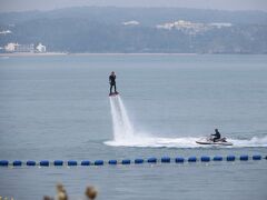おや？ これは⁇
噂の…水圧で空を飛ぶという…

フライボード !!