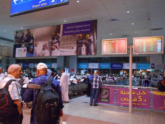 さて、深夜に近づくにつれ、空港内が混んできました。