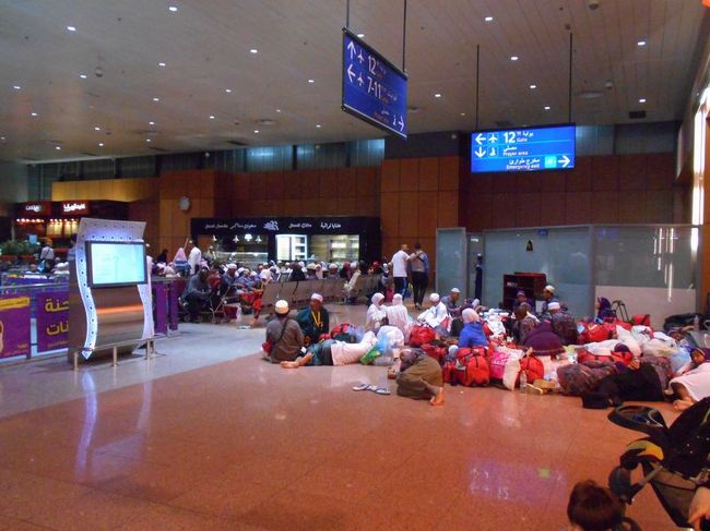 椅子がたらず、床に座り込む旅行者までいます。