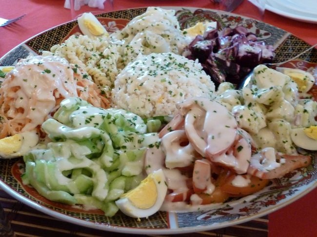 サラダと前菜のようなお料理です