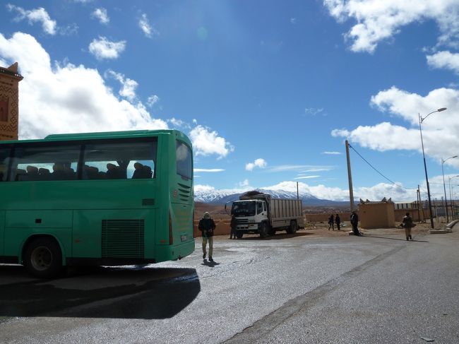 途中のドライブインですが　殺風景です