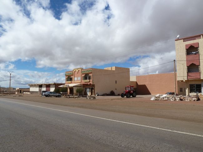 バスが止まっている反対側です　　殺風景です