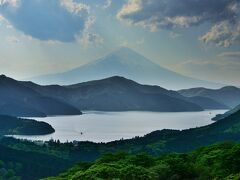 箱根ターンパイクより芦ノ湖と富士山