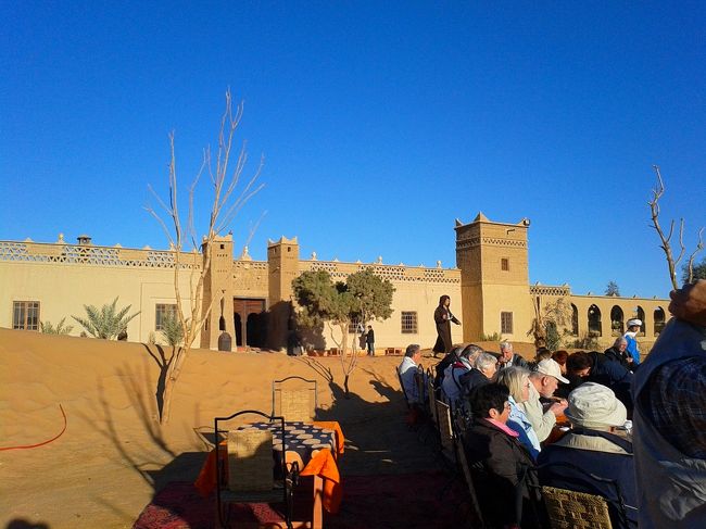 砂漠にあるホテルの庭(砂漠)で　朝食です