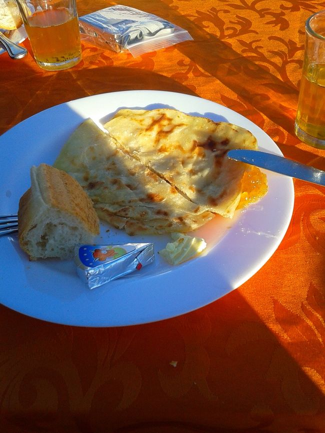 ベルベル人スタイルの朝食です<br />焼きたてのクレープです<br />砂漠で食べた美味しい思い出です