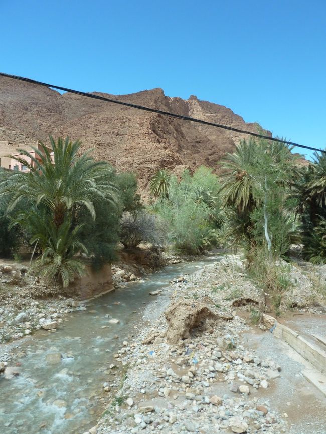 谷には川があり　緑色をした草や木が茂っていました