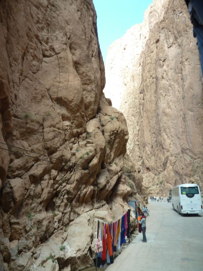 トドラ渓谷です<br />崖の壁にロープを張り　お土産物を売っています